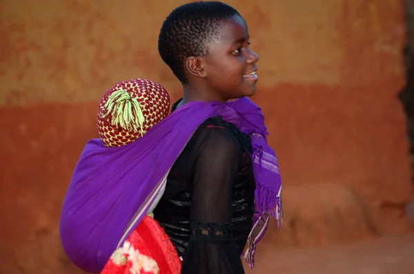 O olhar da África sobre os rostos das crianças - Village Pomerini - Tanzânia-África — Fotografia de Stock