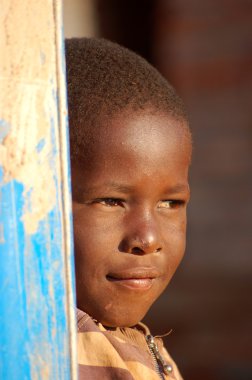 Çocuk - köy Pomerini yüzleri Afrika görünümünü-Tanzanya-Afrika