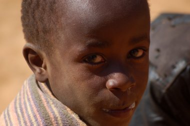 Çocuk - köy Pomerini yüzleri Afrika görünümünü-Tanzanya-Afrika