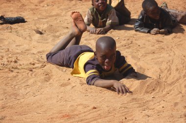 Çocuk - köy Pomerini yüzleri Afrika görünümünü-Tanzanya-Afrika