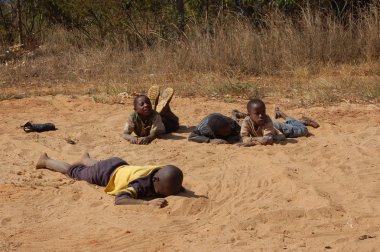 Çocuk - köy Pomerini yüzleri Afrika görünümünü-Tanzanya-Afrika