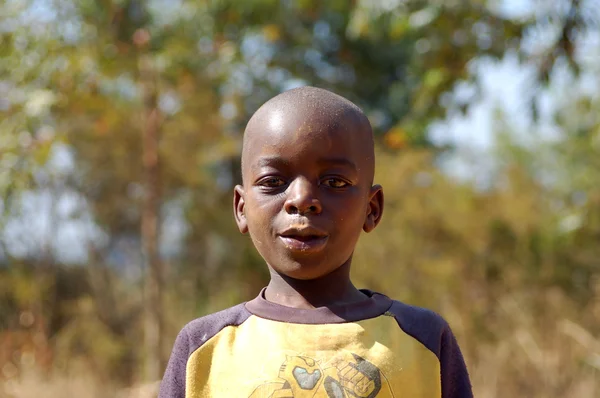 Wygląd z Afryki na twarzach dzieci - wieś Pomerini-Tanzania-Afryka — Zdjęcie stockowe