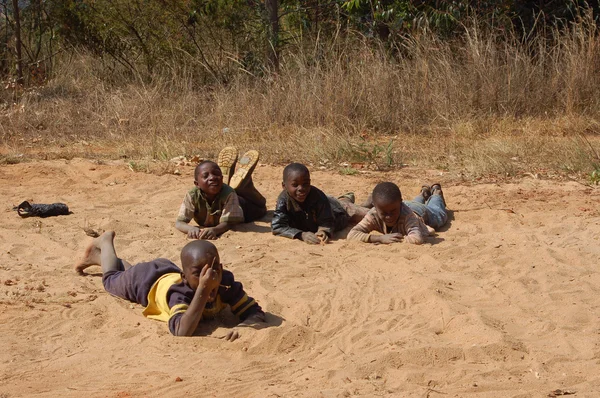 Tampilan Afrika pada wajah-wajah anak-anak - Desa Pomerini - Tanzania-Afrika — Stok Foto