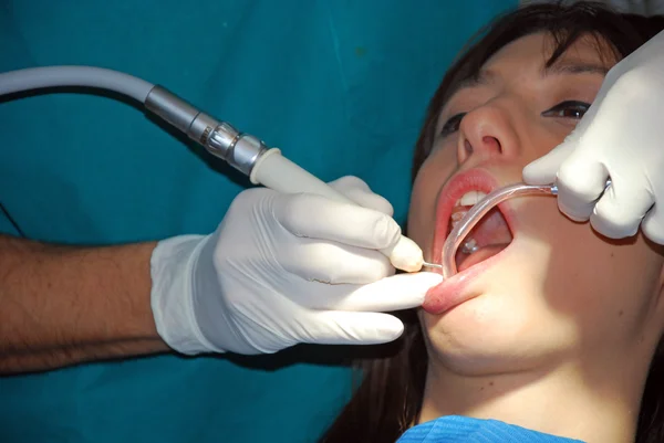 Стоматологическая помощь - девушка у стоматолога — стоковое фото