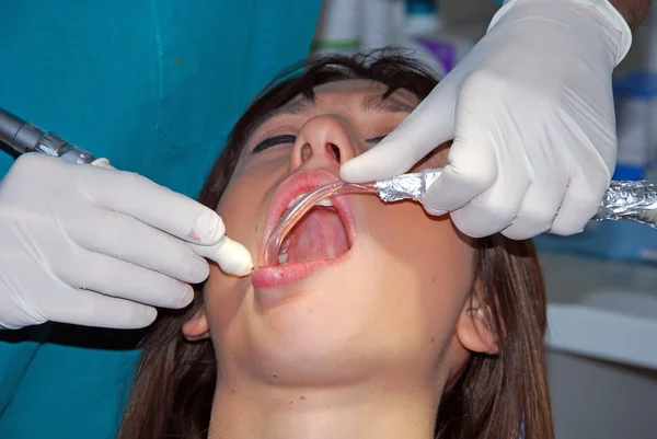 Soins dentaires - Une fille chez le dentiste — Photo