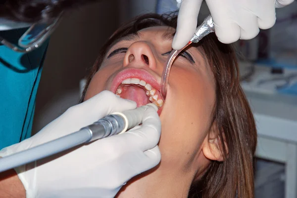 Zubní péče - dívka u zubaře — Stock fotografie