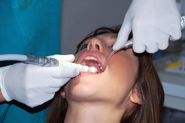 Soins dentaires - Une fille chez le dentiste — Photo