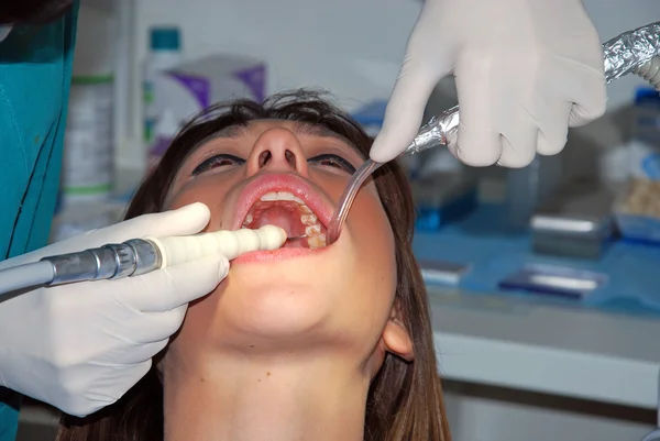 Οδοντιατρική περίθαλψη - ένα κορίτσι στον οδοντίατρο — Φωτογραφία Αρχείου