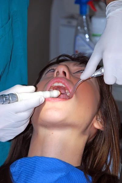 Cura dentale - Una ragazza dal dentista — Foto Stock