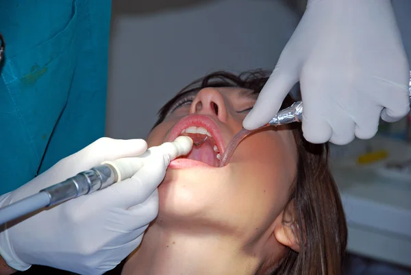 Cuidado dental - Una niña en el dentista — Foto de Stock