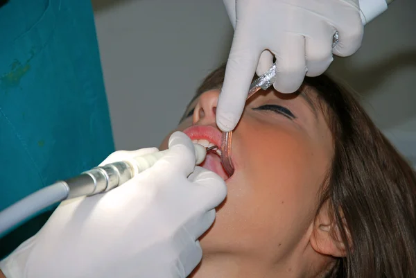 Cura dentale - Una ragazza dal dentista — Foto Stock