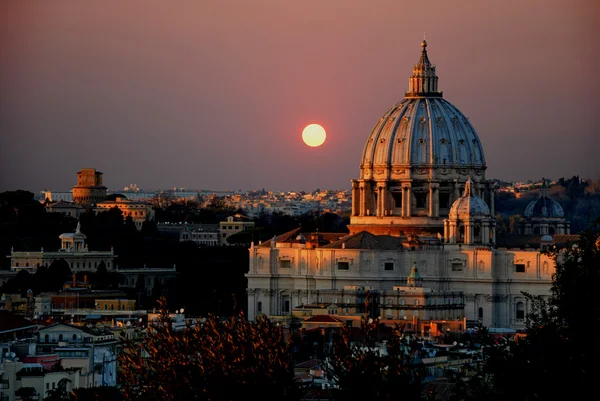 De St. Peter's Basiliek op zonsondergang - Rome - Italië — Stockfoto