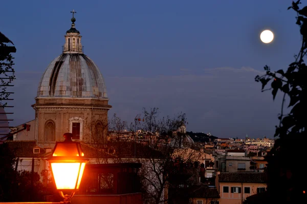 Nattlandskap med moonen av Rom - Italien — Stockfoto