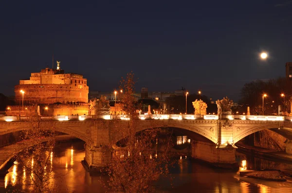 Melek Şatosu'nda Roma - İtalya ile gece manzarası — Stok fotoğraf