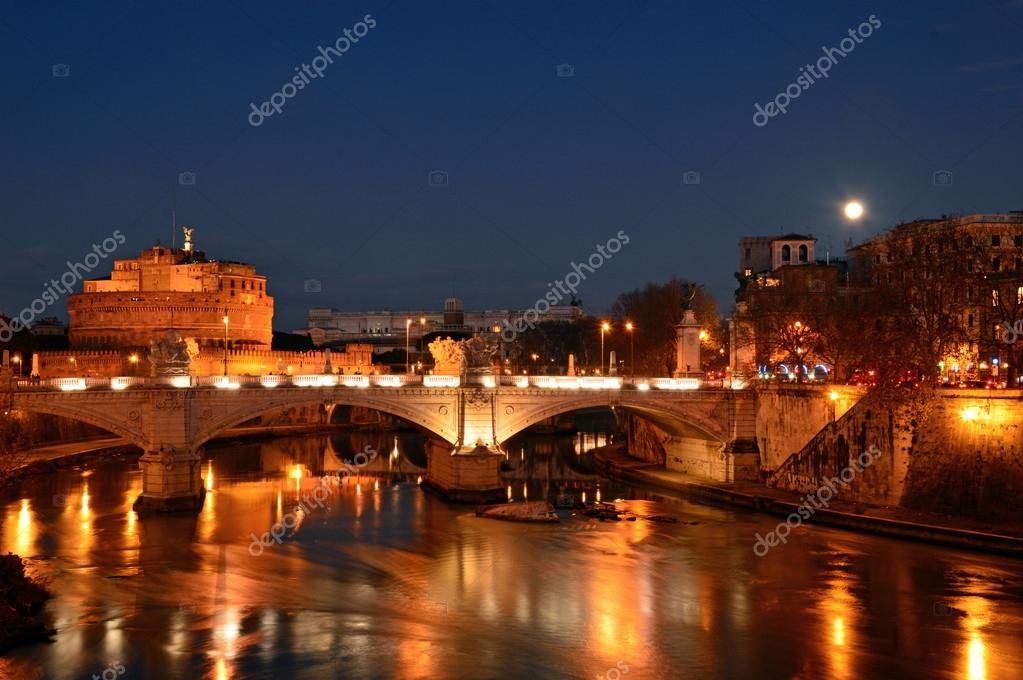 イタリア ローマ サンタンジェロ城と夜の風景 ストック写真 C Francofox