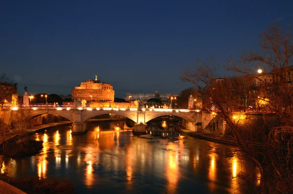 Paisaje nocturno con Castel Sant 'Angelo en Roma - Italia — Foto de Stock