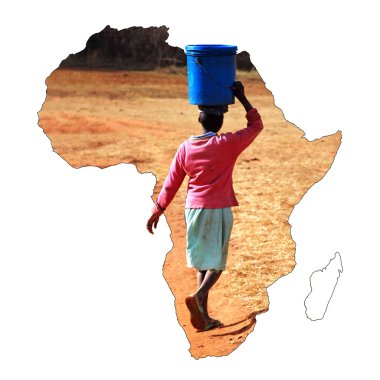 Bir kova su başında taşıyan bir Afrikalı kız