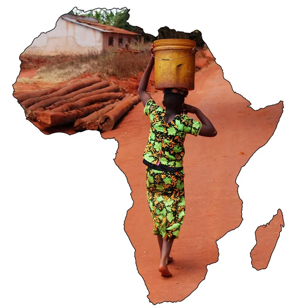 Una joven africana llevando un cubo de agua en la cabeza — Foto de Stock