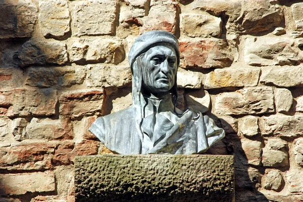 Busto de Dante en un callejón de Florencia - Toscana - Italia — Foto de Stock