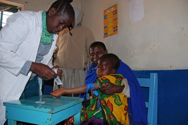 An unidentified child is subjected to HIV tests in the dispensar — Stock Photo, Image