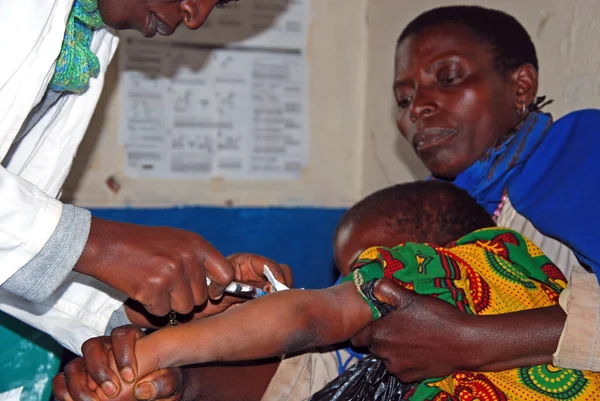 Un bambino non identificato è sottoposto a test HIV nel dispensario — Foto Stock