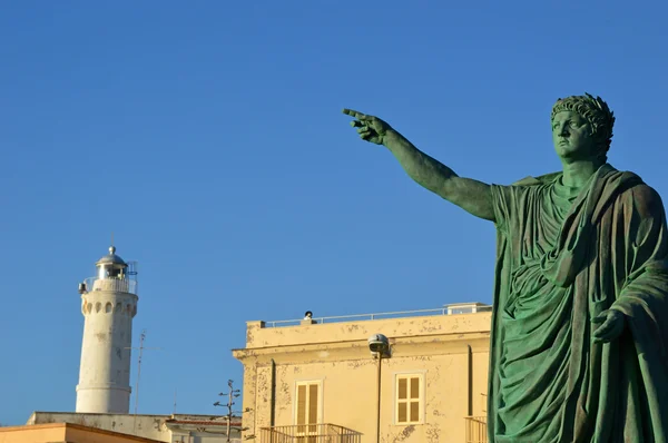La estatua del emperador Nerone y el faro de Anzio — Foto de Stock