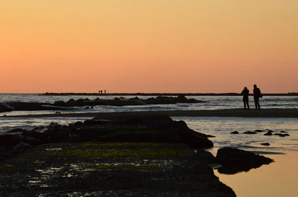 Un couple devant le coucher du soleil - Anzio — Photo