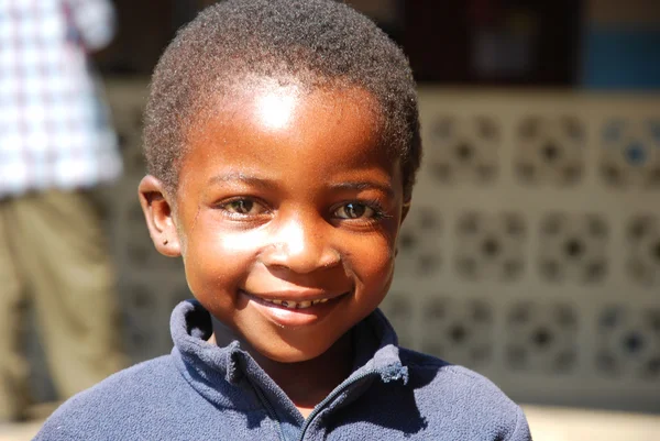 Hastane Ipamba Iringa tan ziyareti için bekleyen bir çocuk