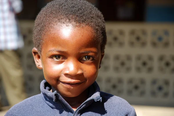 Un niño esperando una visita al Hospital Ipamba de Iringa en —  Fotos de Stock