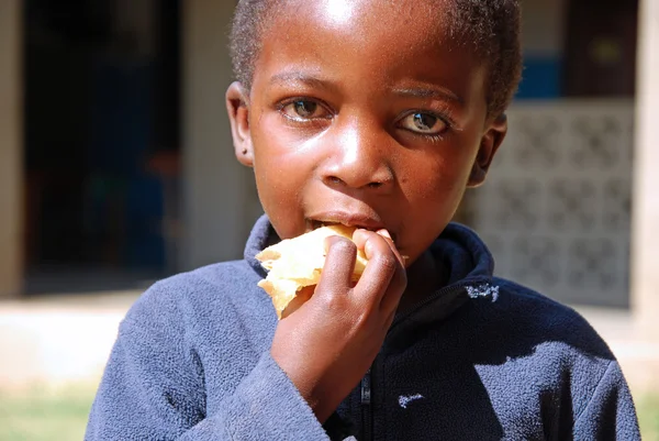 Ein afrikanisches Kind beim Essen eines typischen Pfannkuchen-Maismehls - 076 — Stockfoto