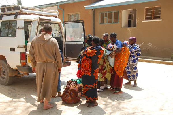 La ayuda de los frailes franciscanos de la población africana de T — Foto de Stock