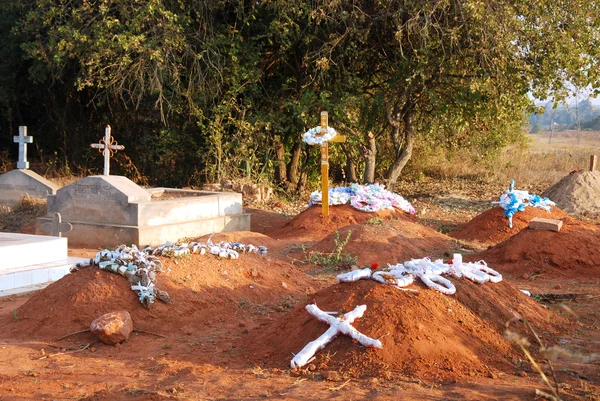 Die gräber auf dem friedhof des dorfes pomerini tanzania, afr — Stockfoto