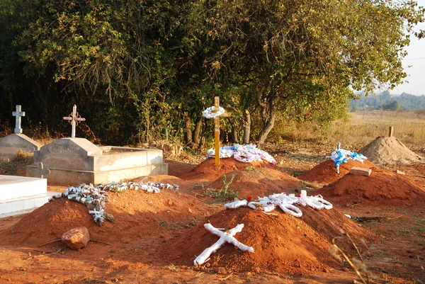 De graven van de begraafplaats van het dorp Pomerini Tanzania, Afr — Stockfoto