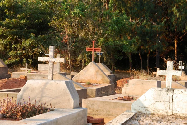 Die gräber auf dem friedhof des dorfes pomerini tanzania, afr — Stockfoto