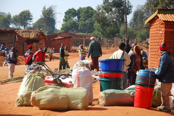 De maandelijkse markt in het dorp van Pomerini in Tanzania, Afric — Stockfoto