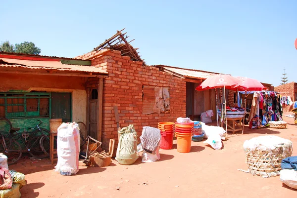 Bienes en exhibición a lo largo de una calle en el pueblo Pomerini, Tanzani — Foto de Stock