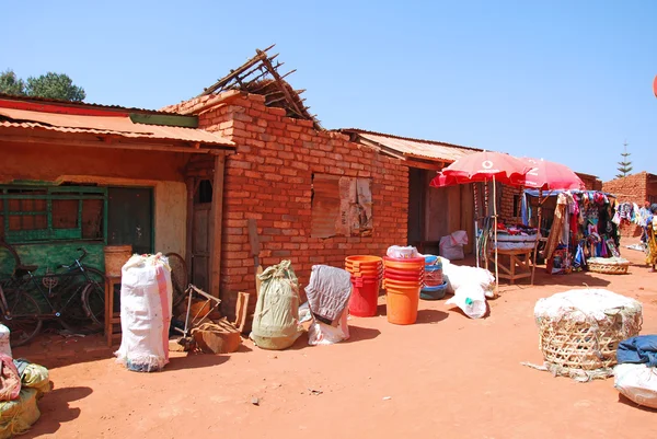 Una calle en el pueblo de Pomerini donde se celebra el mercado, Tanza — Foto de Stock