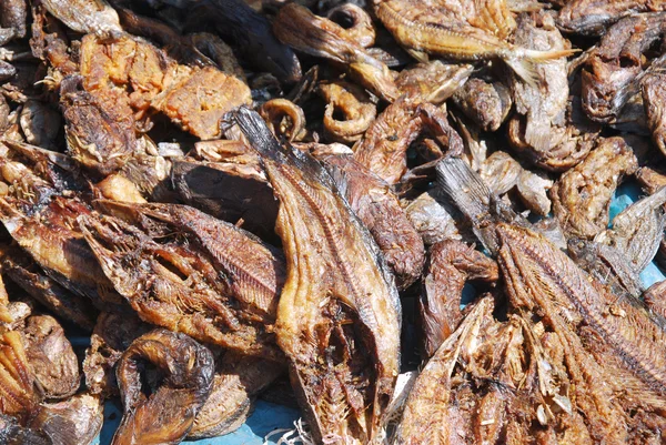 Peixes secos para venda no mercado da vila de Pomerini, Tanzânia, Afr — Fotografia de Stock