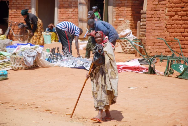 Yaşlı bir kadın piyasada Pomerini Tanzanya, Afrika 694