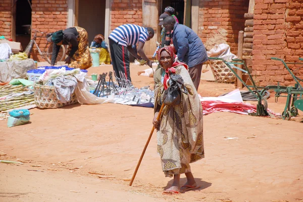 Une femme âgée au marché Pomerini en Tanzanie, Afrique 695 — Photo