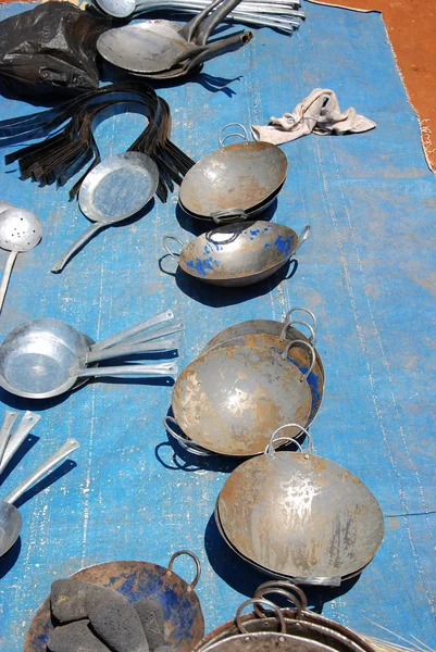 Verkoop van kookgerei op de markt van Pomerini dorp in Tanzania, — Stockfoto