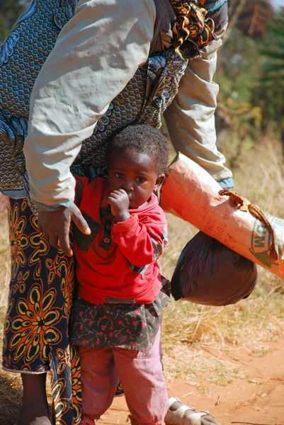 Una donna africana con i suoi figli 07 — Foto Stock