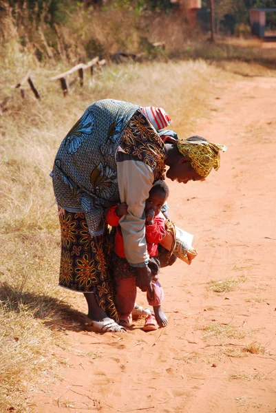 Una donna africana con i suoi figli 06 — Foto Stock