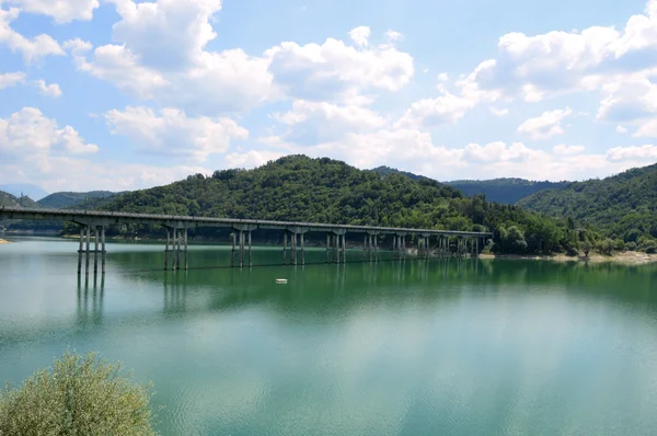 Abruzz Gölü Salto kıyıları bağlanır uzun köprü — Stok fotoğraf