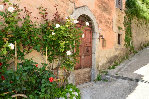 In einer fiumata-gasse am salto-see in den abruzzen, italien 45 — Stockfoto