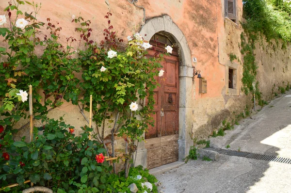 In einer fiumata-gasse am salto-see in den abruzzen, italien 44 — Stockfoto