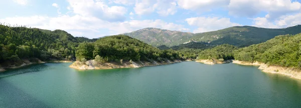 Vista general del lago de Salto en Abruzzo, Italia — Foto de Stock
