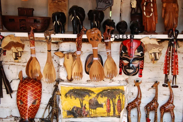 Artículos de artesanía africana a la venta en el mercado de Iringa en Tanzania — Foto de Stock