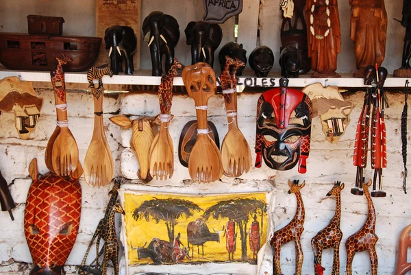 Artículos de artesanía africana a la venta en el mercado de Iringa en Tanzania — Foto de Stock