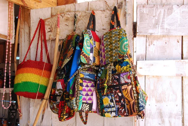 Artículos de artesanía africana a la venta en el mercado de Iringa en Tanzania — Foto de Stock